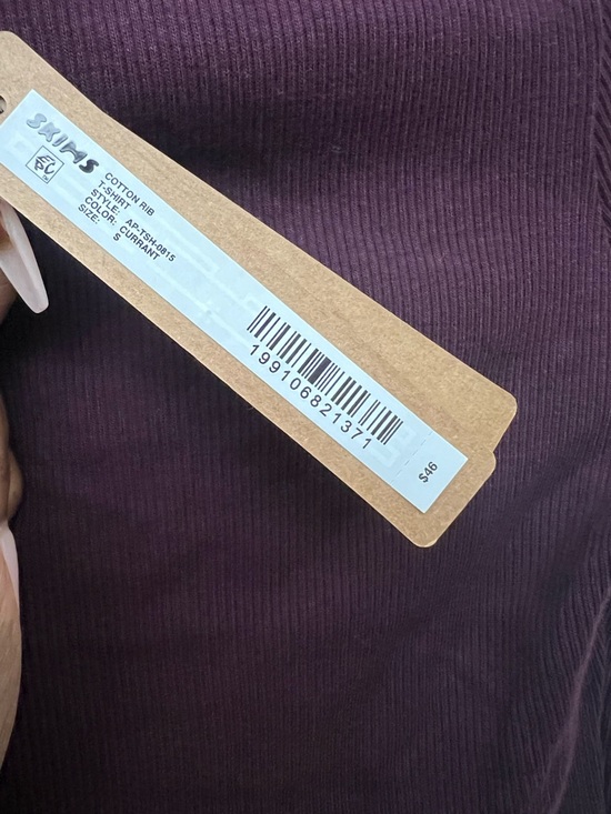SKIMS COTTON RIB T-SHIRT NWT - CURRANT - Picture 2 of 3